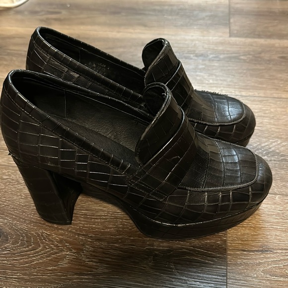 Jeffrey Campbell Shoes - Jeffrey Campbell crocodile platform loafer black size 9